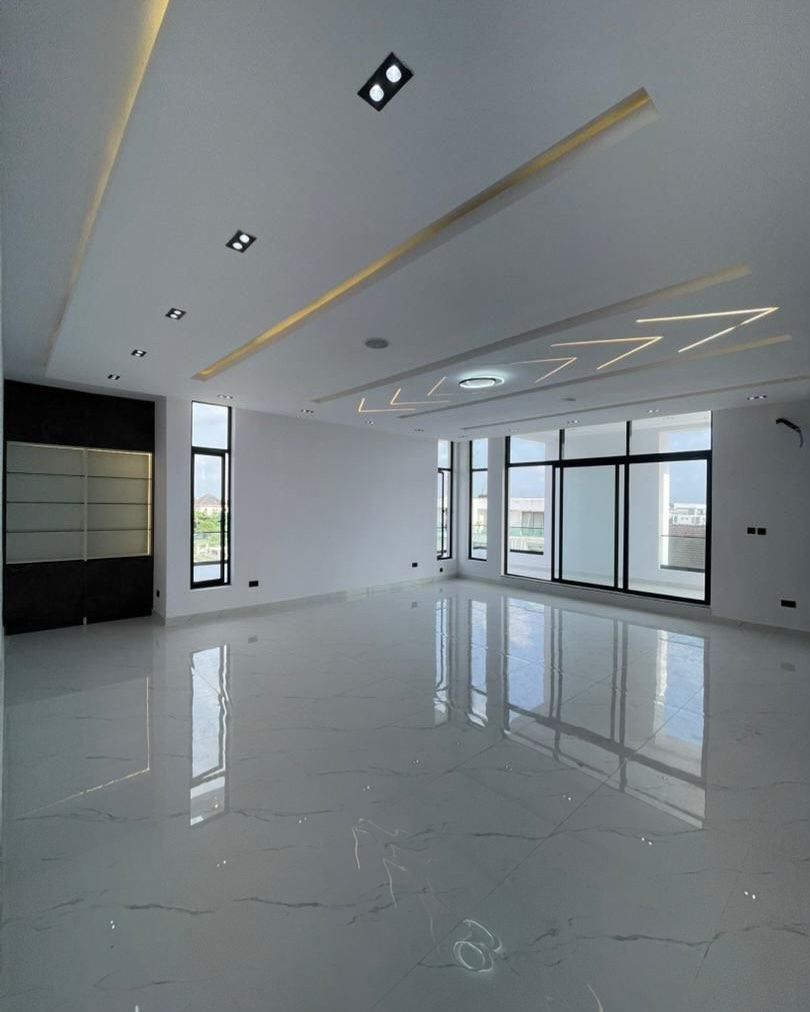 Spacious 5-Bedroom Duplex with Cinema & Pool in VGC