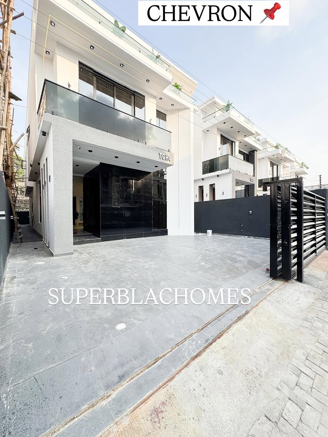 Stunning 5-Bed Duplex with Pool & BQ in Ajah