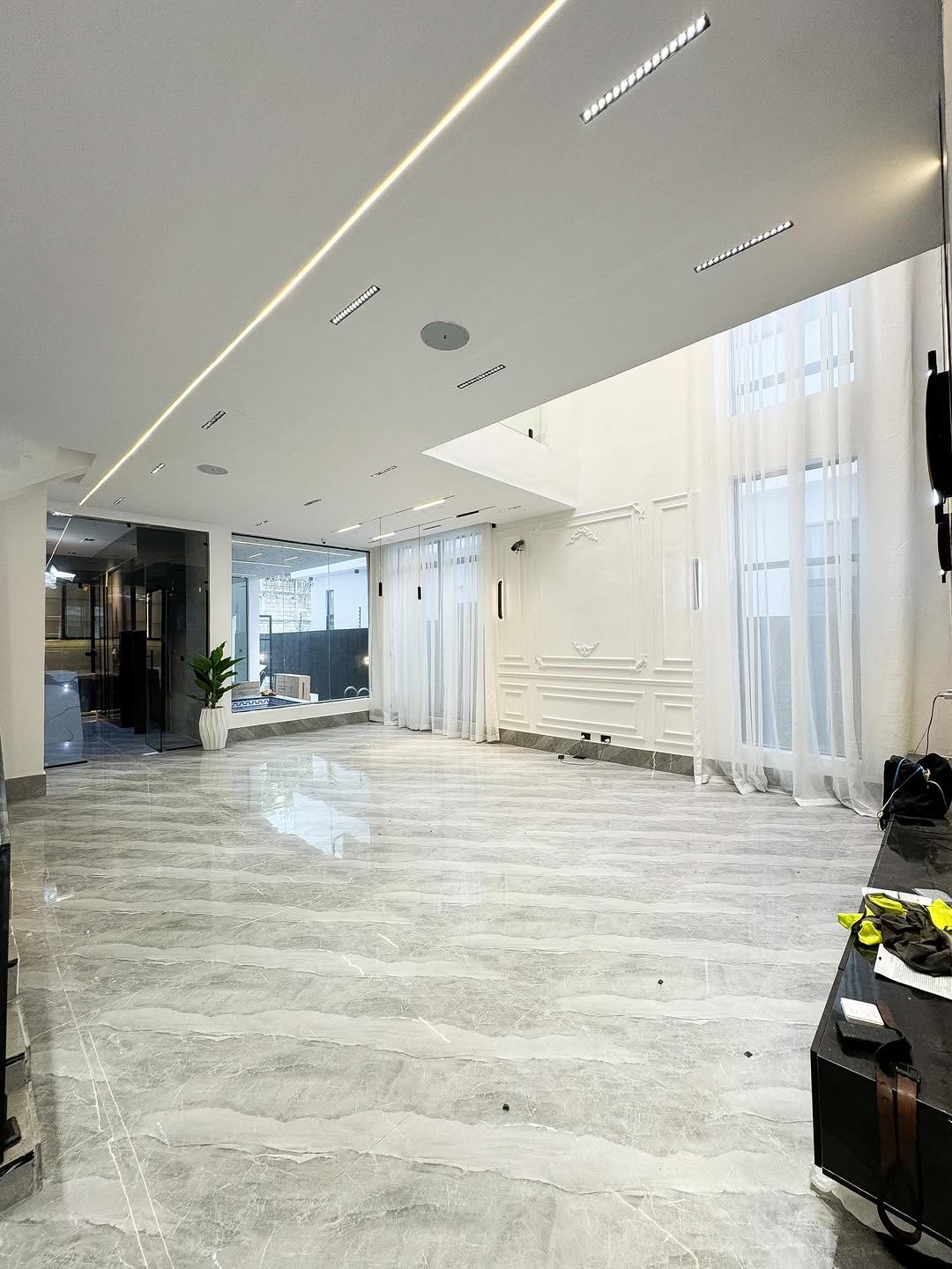 Stunning 5-Bed Duplex with Pool & BQ in Ajah