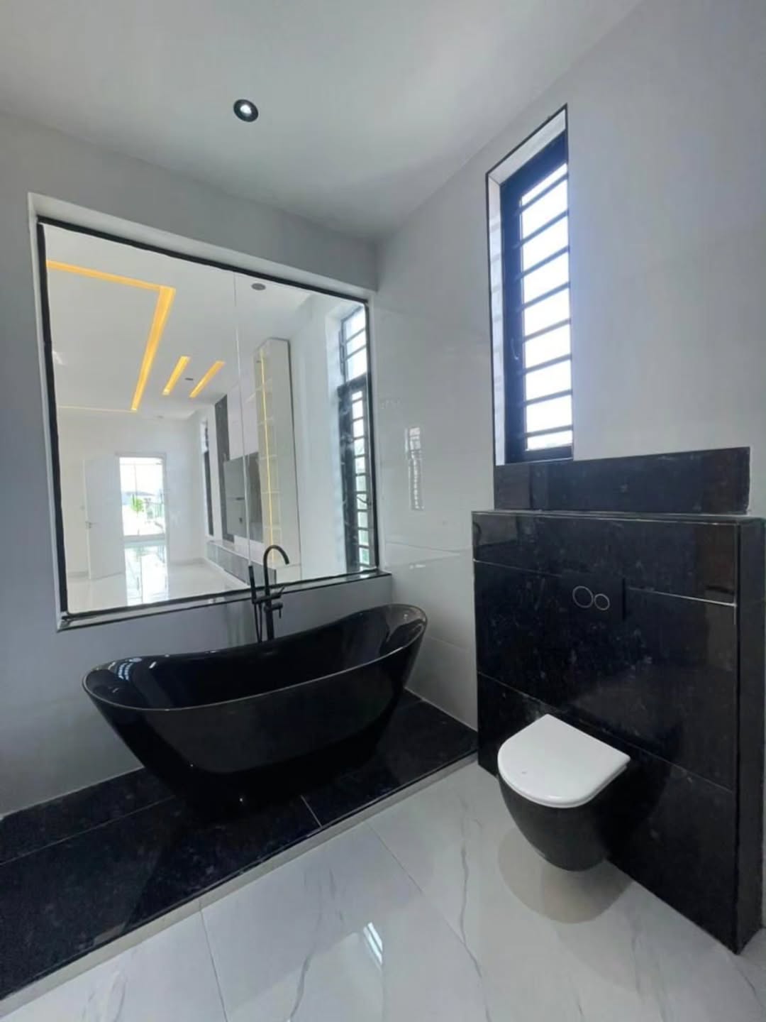 Stunning 5-Bed Duplex with Resort-Style Pool in Lekki