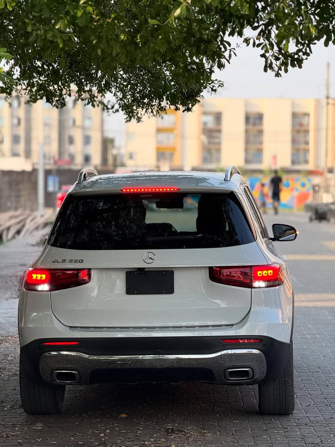 Spacious 7-Seater Luxury SUV: Tech & Style Unleashed