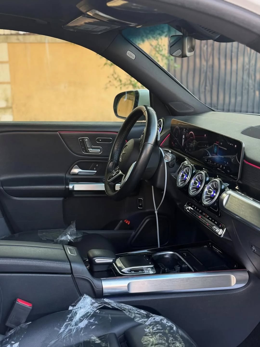 Spacious 7-Seater Luxury SUV: Tech & Style Unleashed