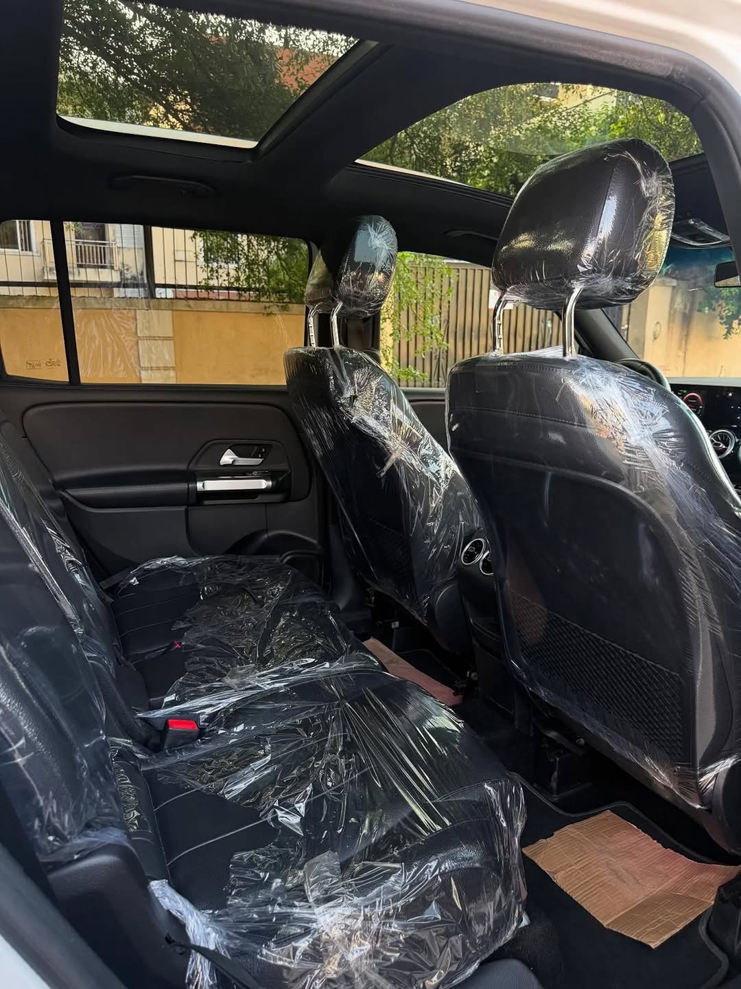 Spacious 7-Seater Luxury SUV: Tech & Style Unleashed