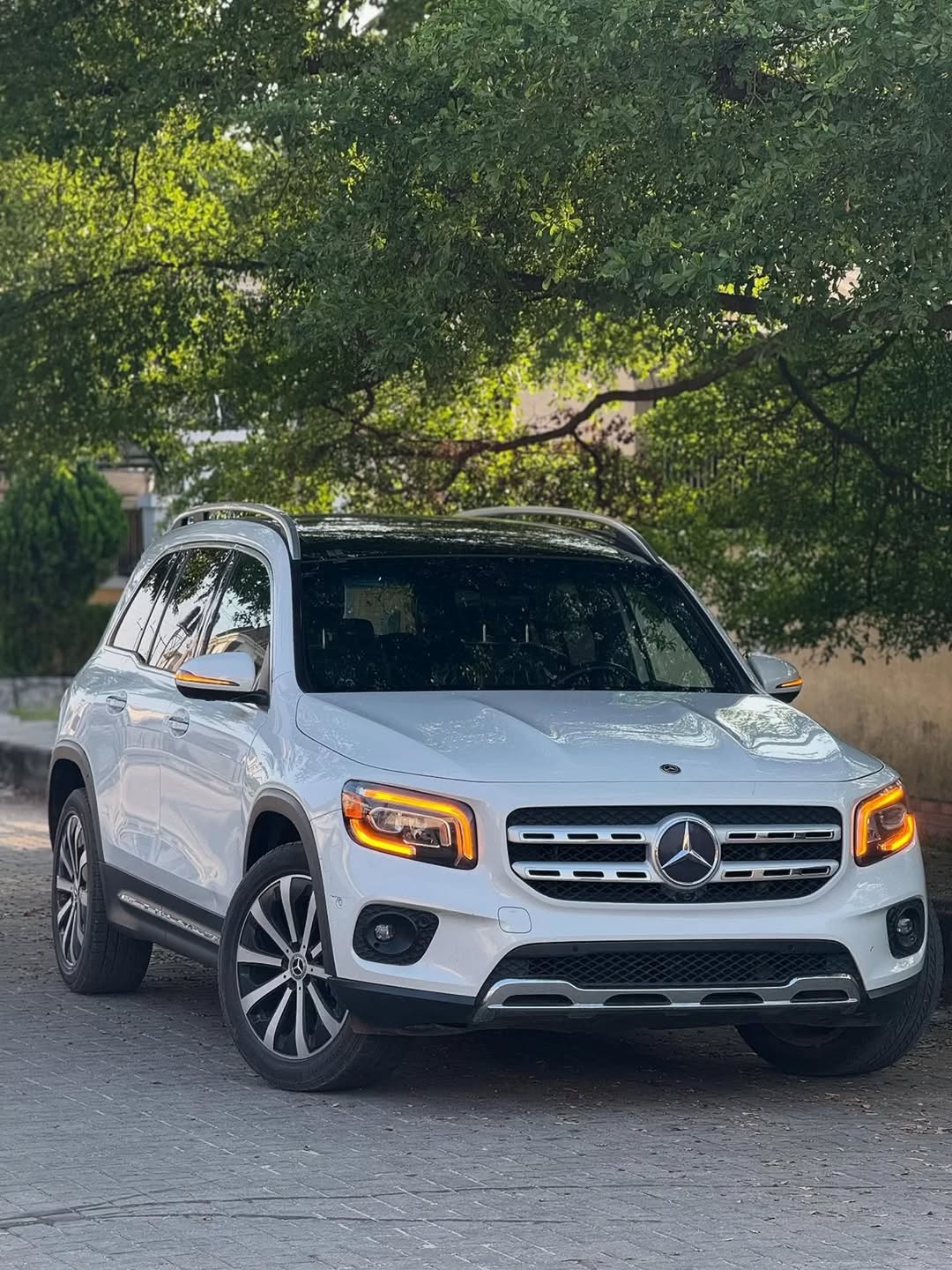 Spacious 7-Seater Luxury SUV: Tech & Style Unleashed