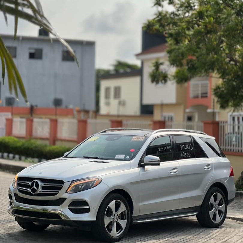 Luxury SUV: 2016 GLE 350 w/ Panoramic Roof & Tech