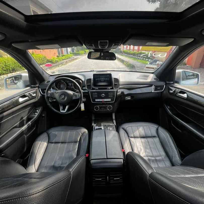 Luxury SUV: 2016 GLE 350 w/ Panoramic Roof & Tech