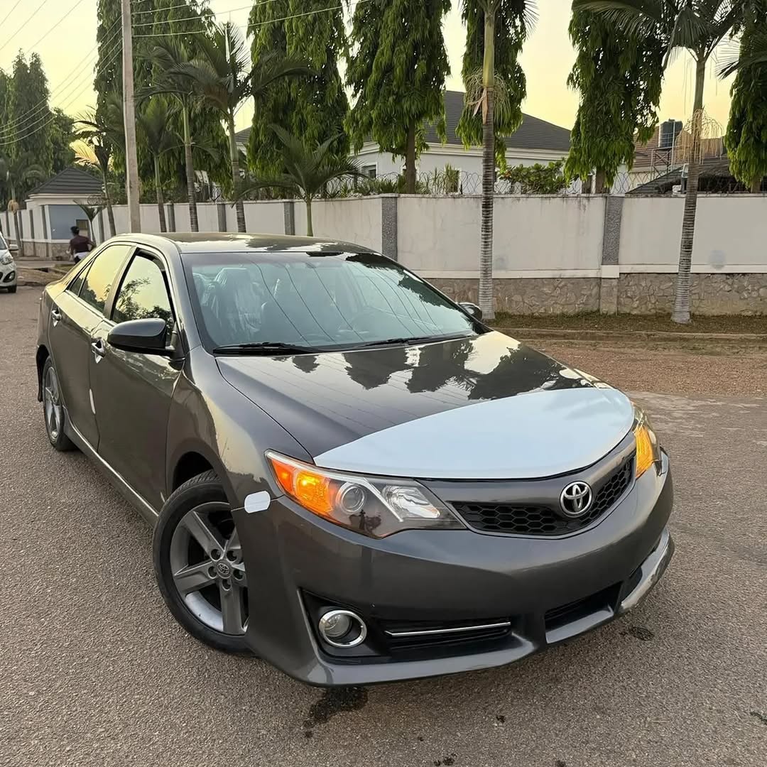 2013 Camry SE: Sporty, Reliable & Unbeatable Value