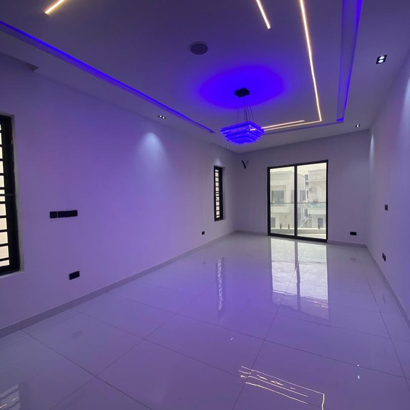 Stunning 5-Bed Duplex with Pool in Prime Ajah