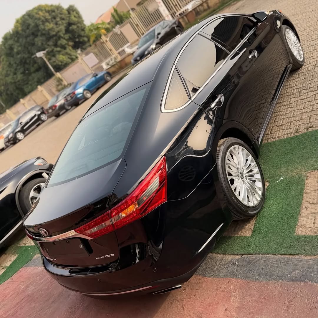 Luxury Low-Mileage 2017 Avalon Limited