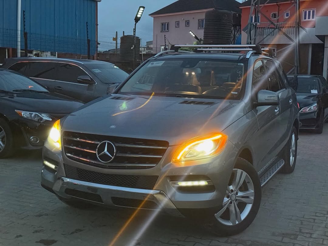 Luxury ML350: Panoramic Roof & Accident-Free
