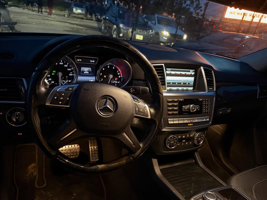 Luxury ML350: Panoramic Roof & Accident-Free