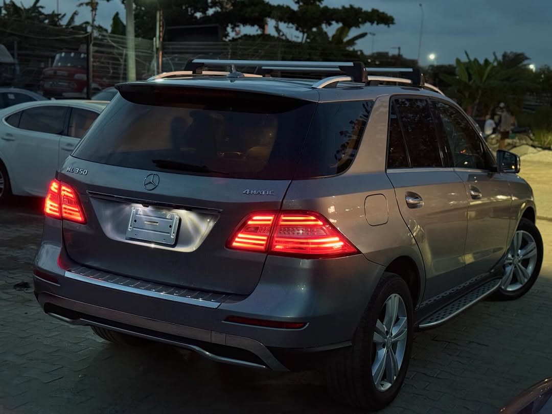 Luxury ML350: Panoramic Roof & Accident-Free