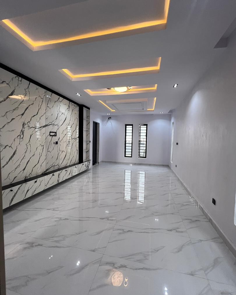 Lekki’s Ultimate Family Oasis: 5-Bed Poolside Paradise