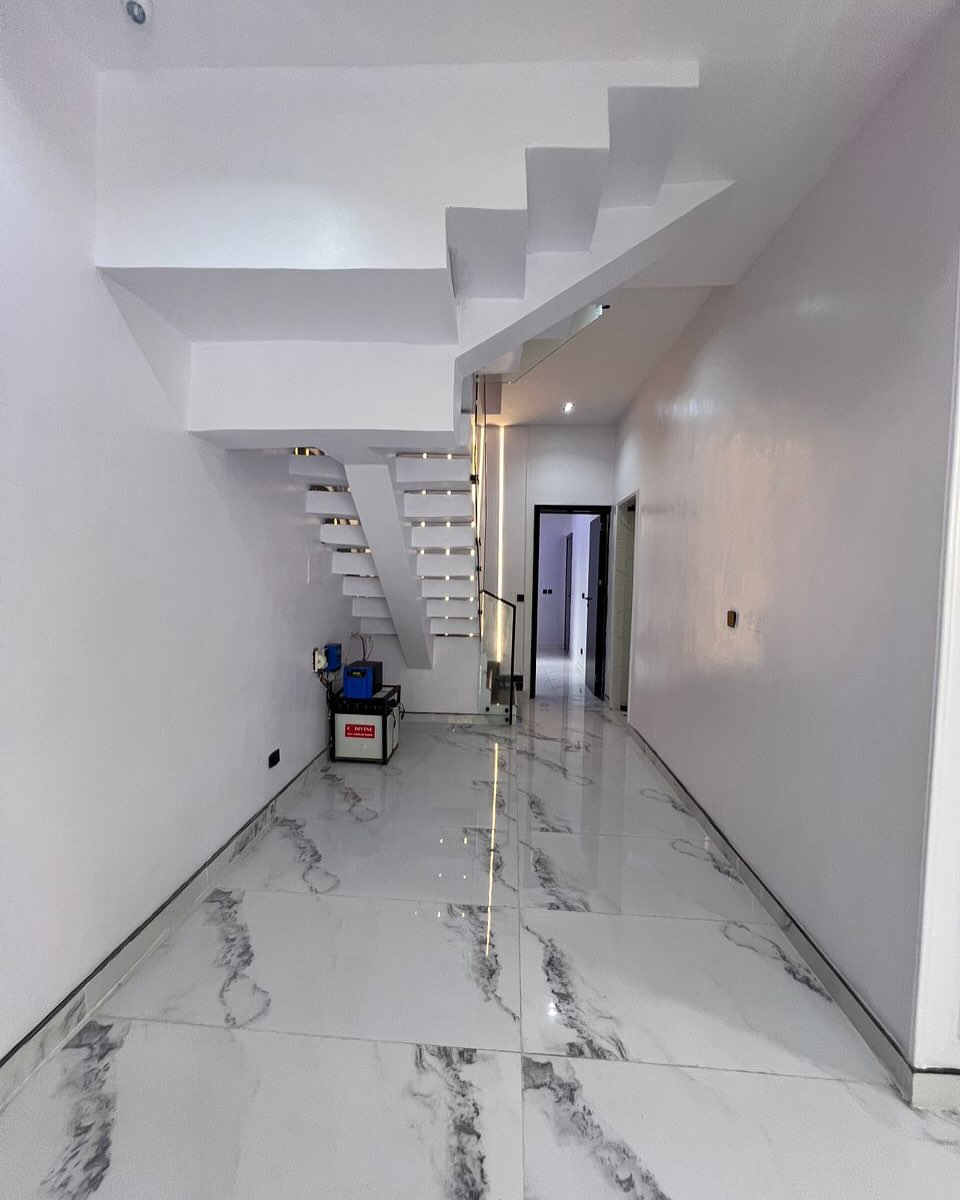 Lekki’s Ultimate Family Oasis: 5-Bed Poolside Paradise