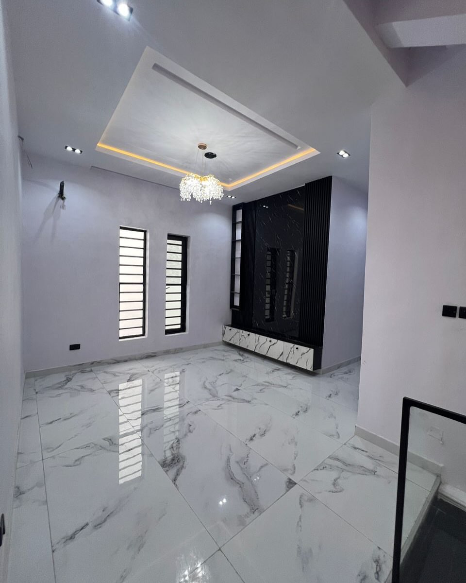 Lekki’s Ultimate Family Oasis: 5-Bed Poolside Paradise