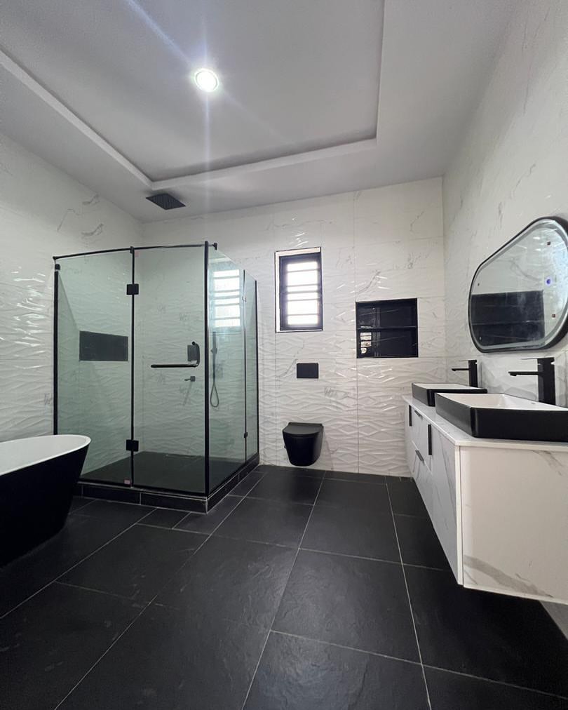 Lekki’s Ultimate Family Oasis: 5-Bed Poolside Paradise