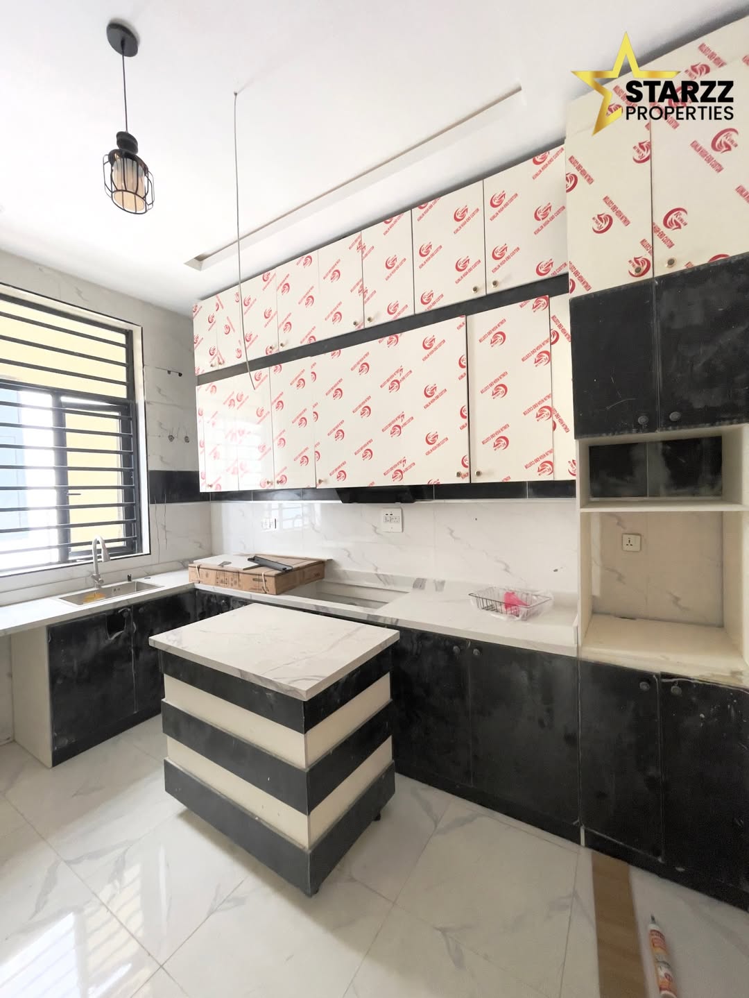 Sleek Sangotedo Sanctuary: 4-Bed Ensuite Haven