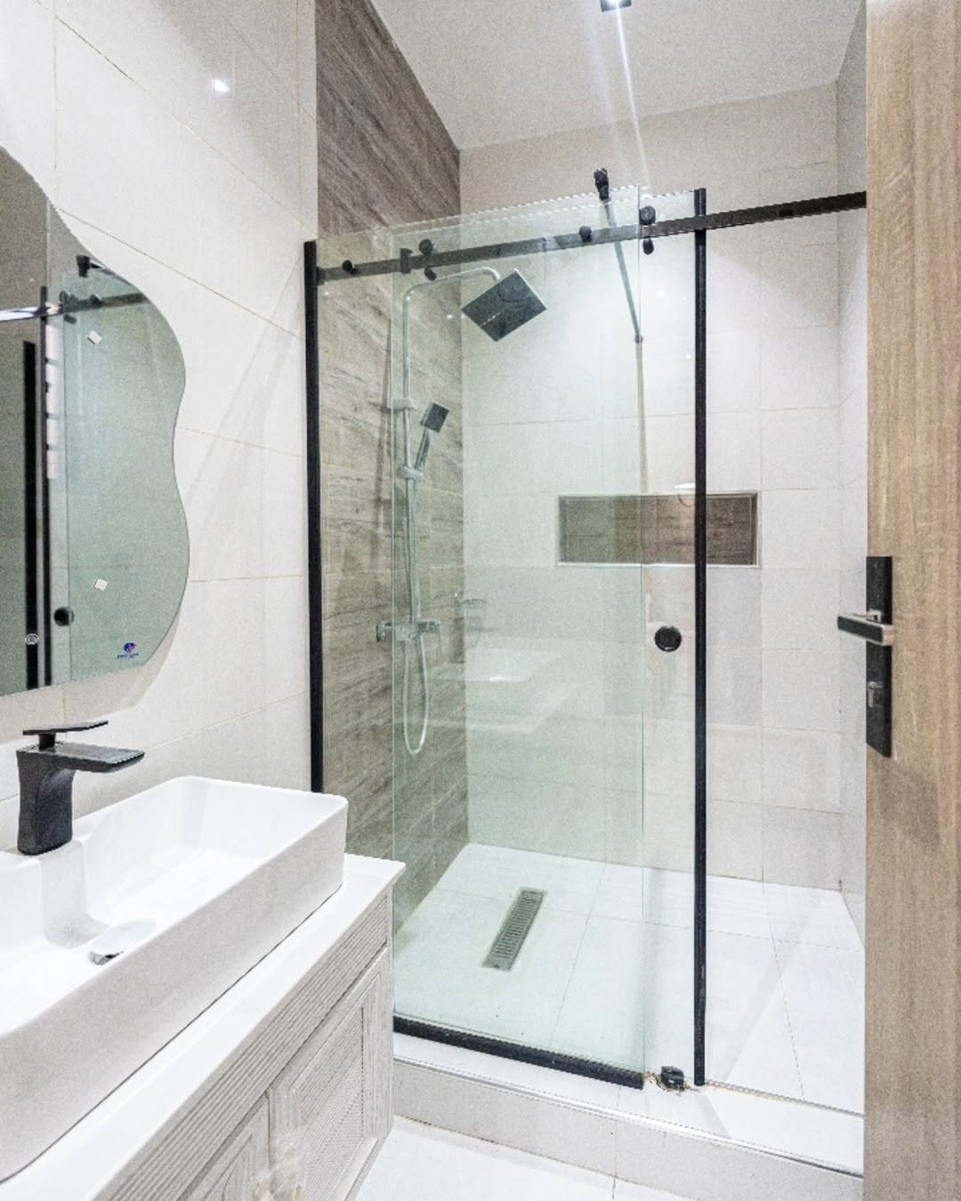 Elevator Luxury: 3 & 2 Beds with Pool in Lekki Phase 1