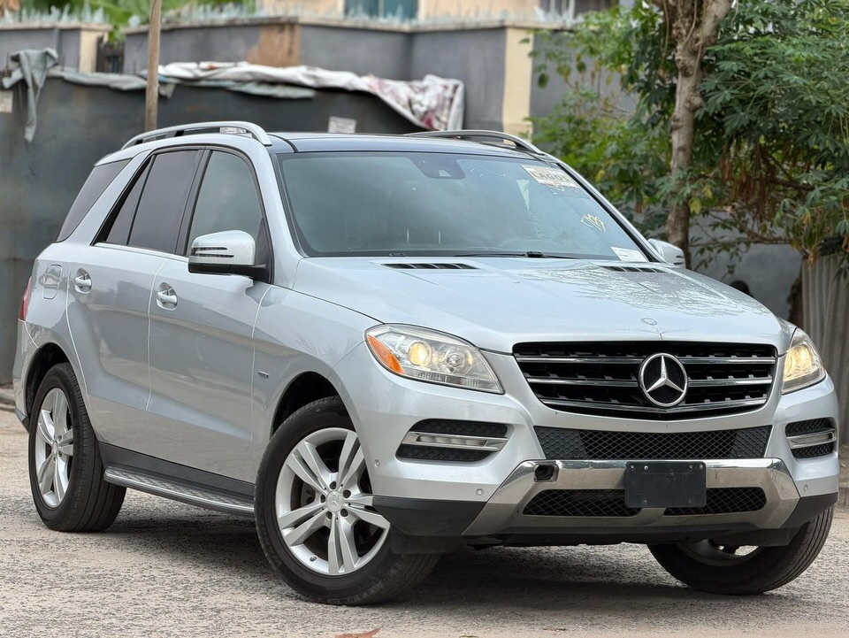 Luxury SUV: Self-Parking & Panoramic Roof