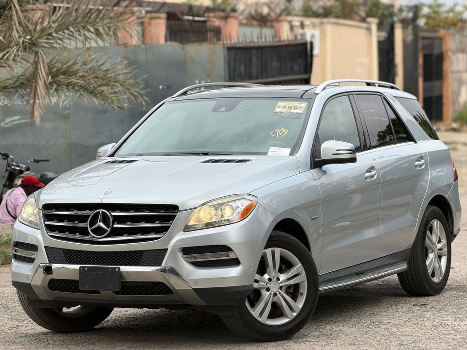 Luxury SUV: Self-Parking & Panoramic Roof