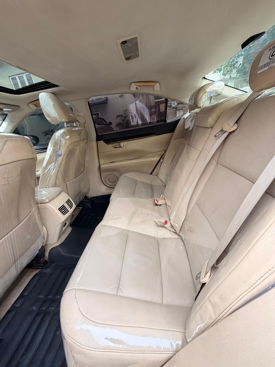 Luxury Lexus ES350: Pristine & Fully Loaded