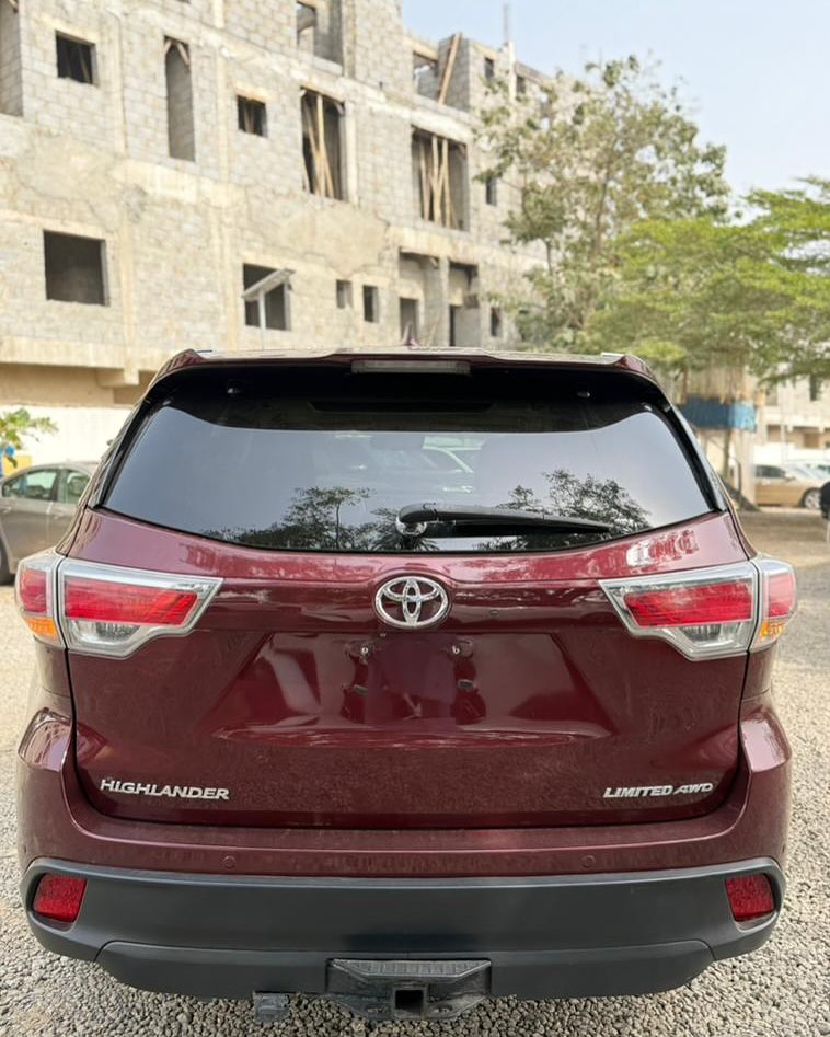 Luxury 2014 Highlander: Panoramic Roof, Loaded & Duty-Cleared