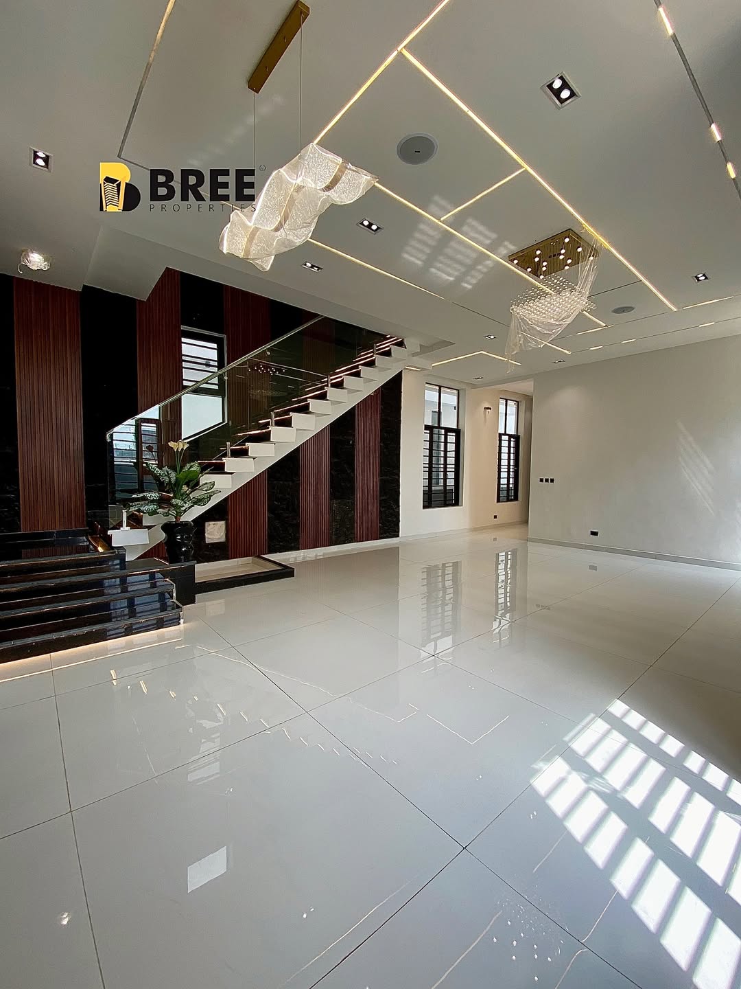 Chevron’s Crown Jewel: 5-Bed Poolside Paradise