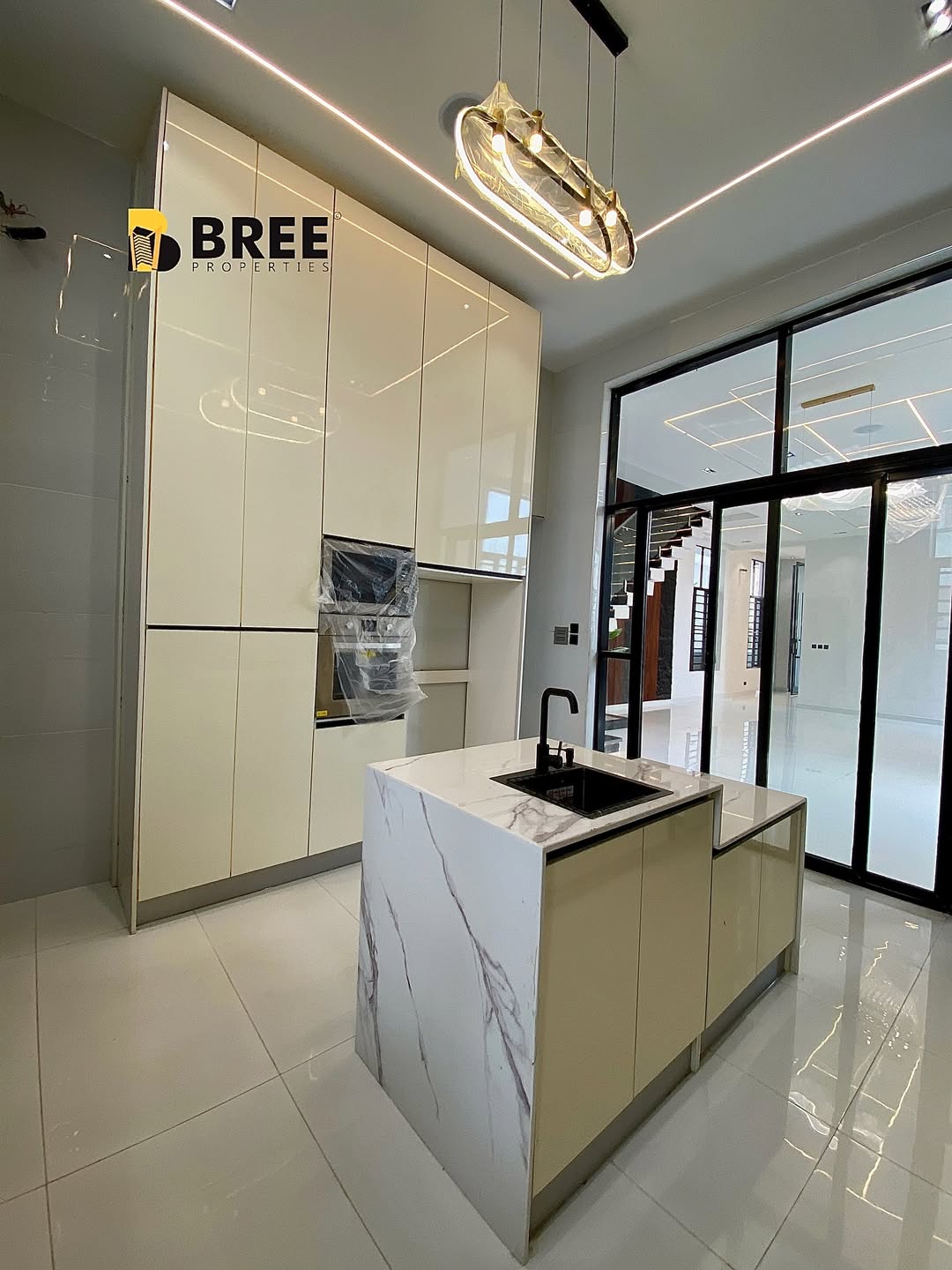 Chevron’s Crown Jewel: 5-Bed Poolside Paradise