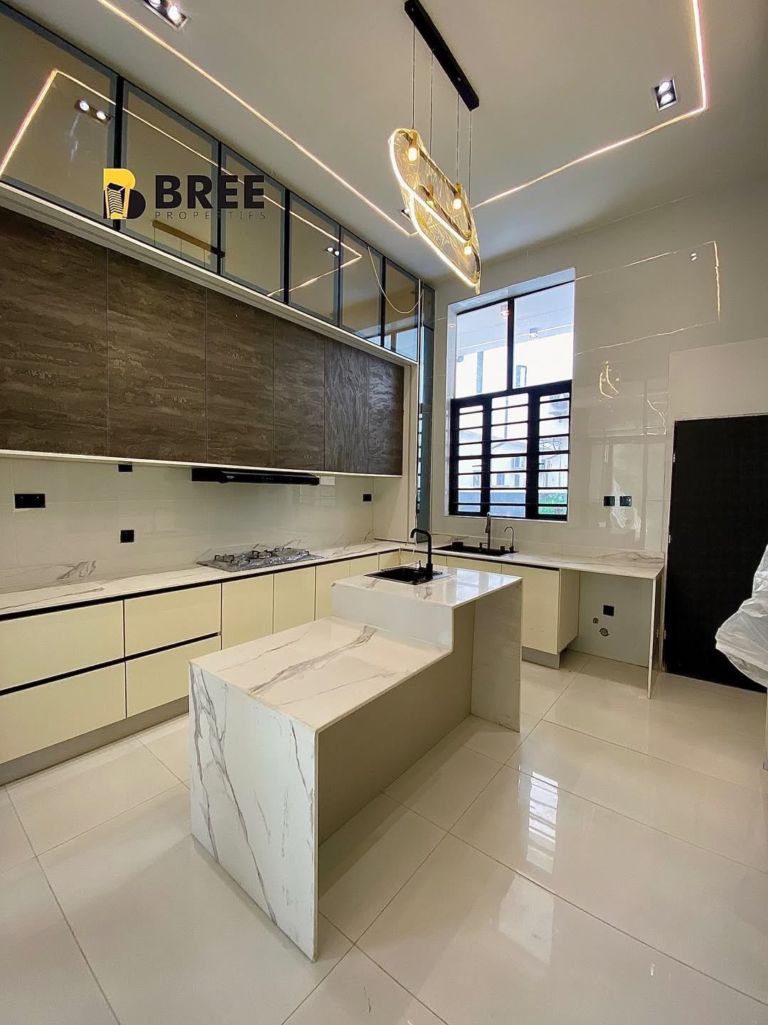 Chevron’s Crown Jewel: 5-Bed Poolside Paradise