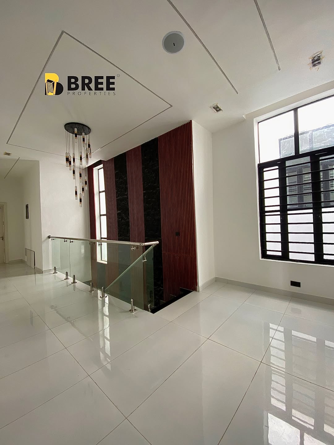 Chevron’s Crown Jewel: 5-Bed Poolside Paradise