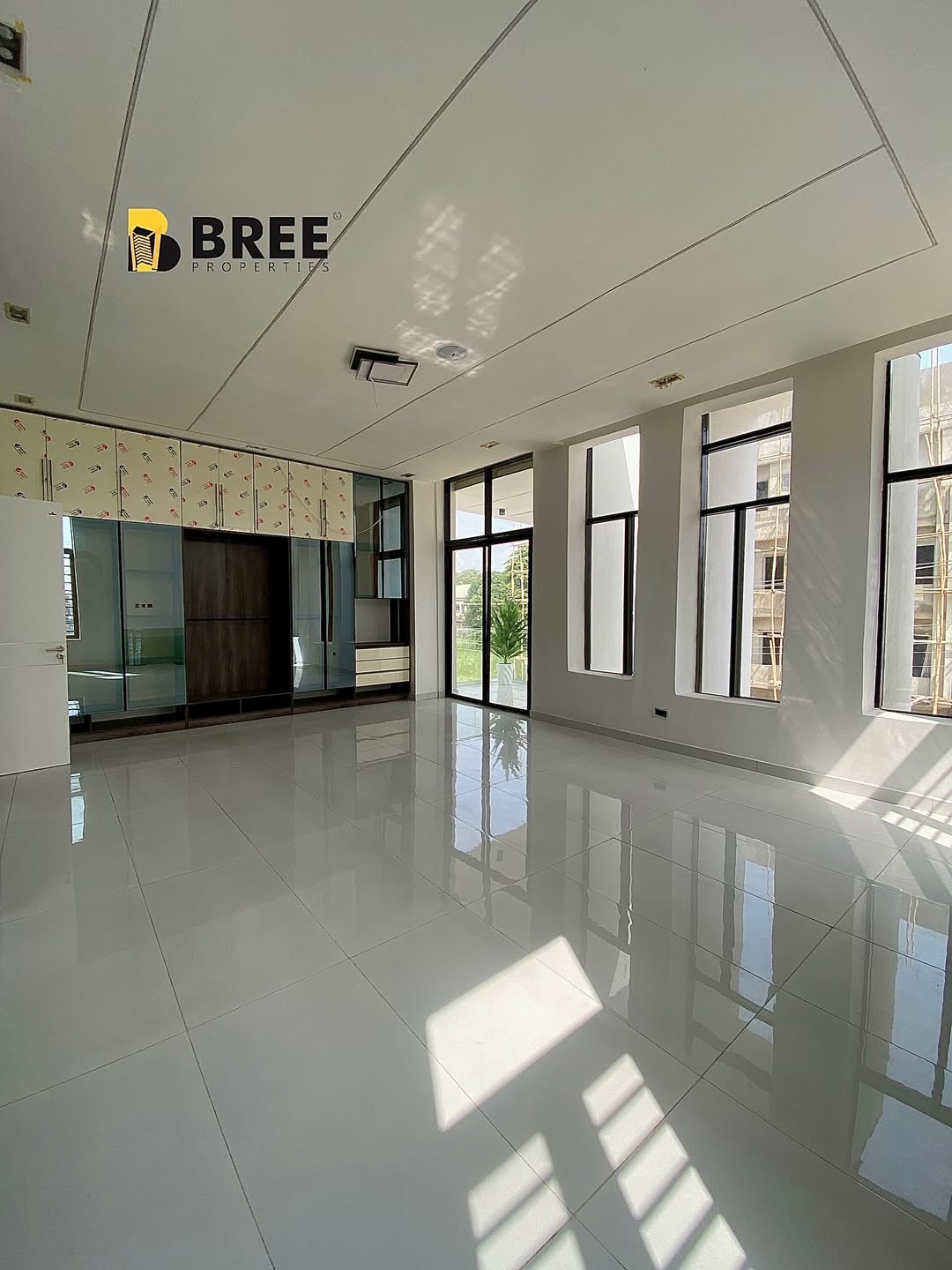 Chevron’s Crown Jewel: 5-Bed Poolside Paradise