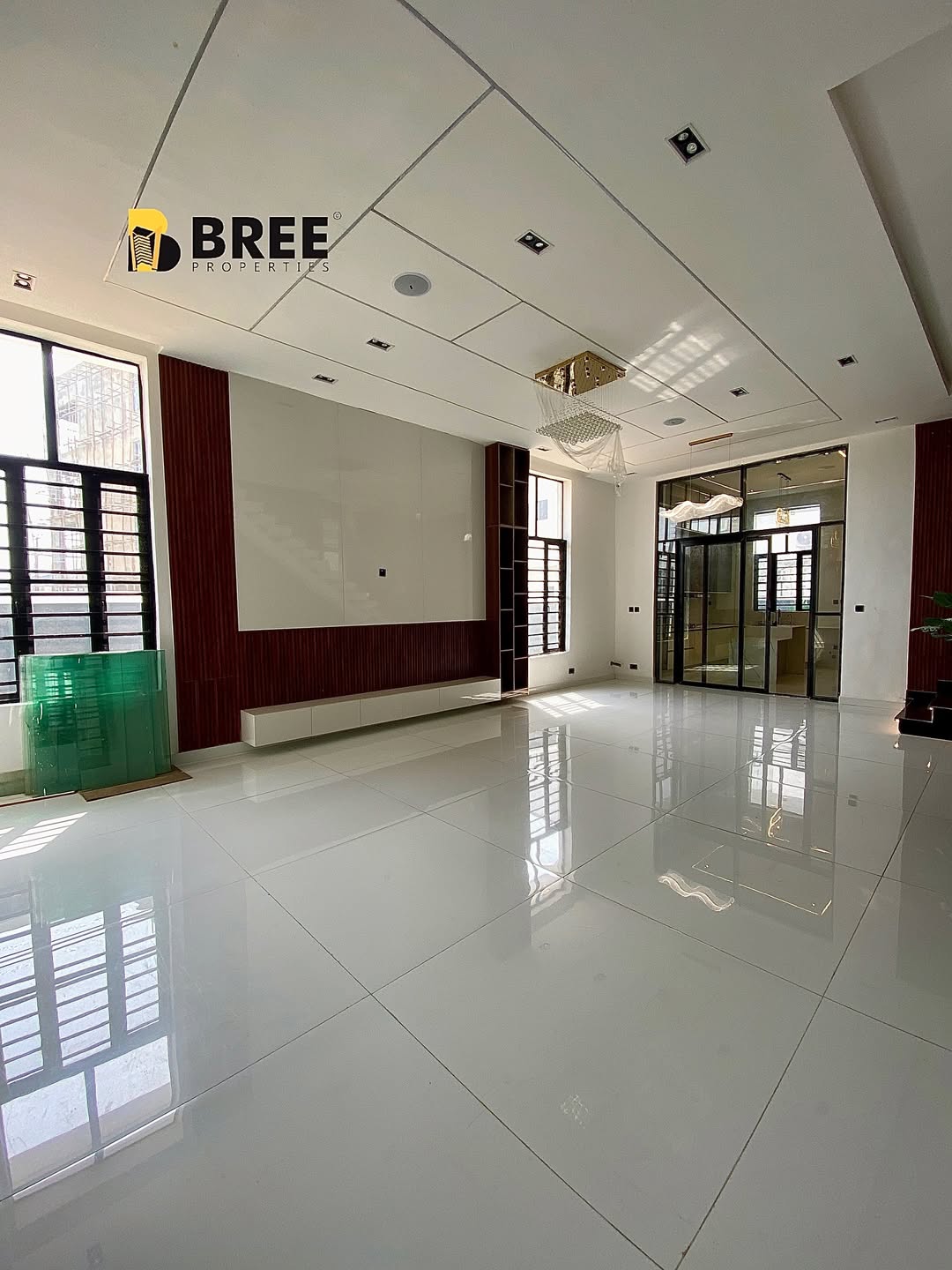 Chevron’s Crown Jewel: 5-Bed Poolside Paradise