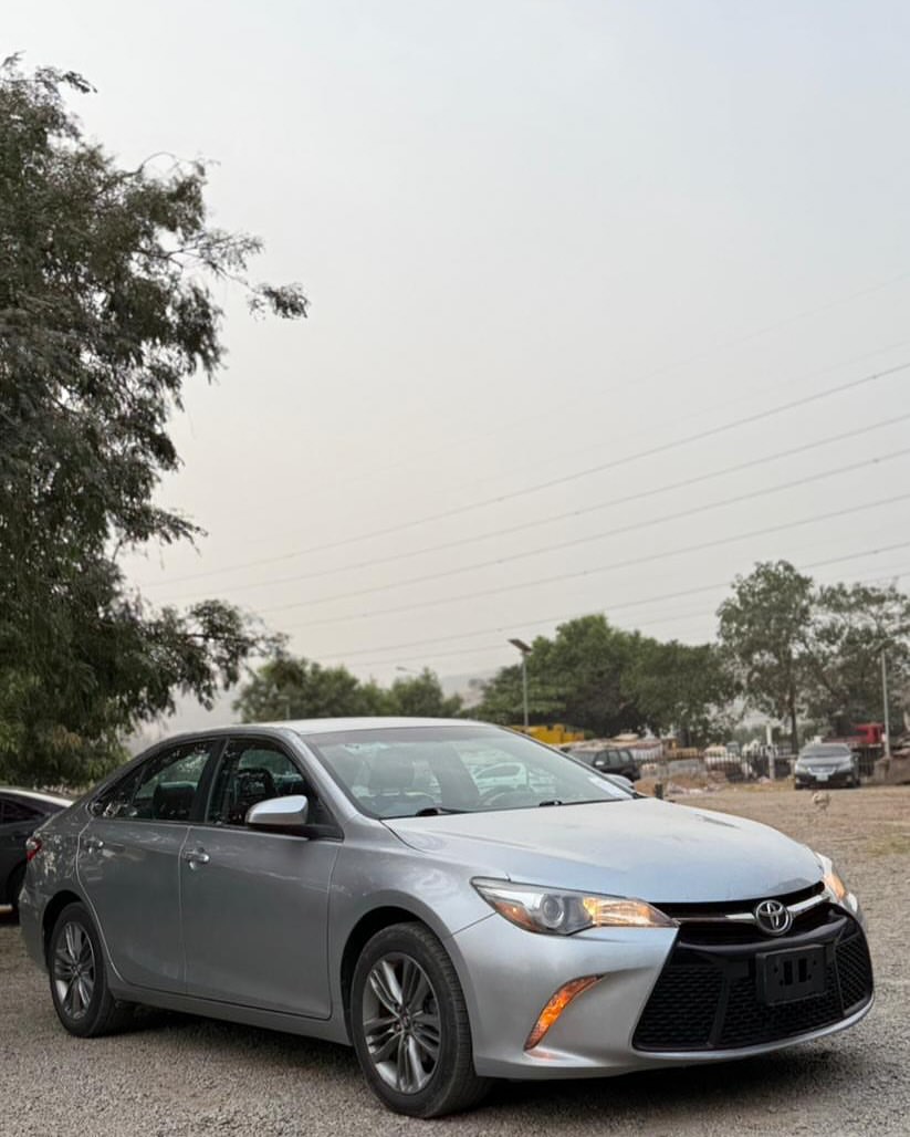 2016 Camry SE: Luxury & Tech, Duty-Cleared & Ready