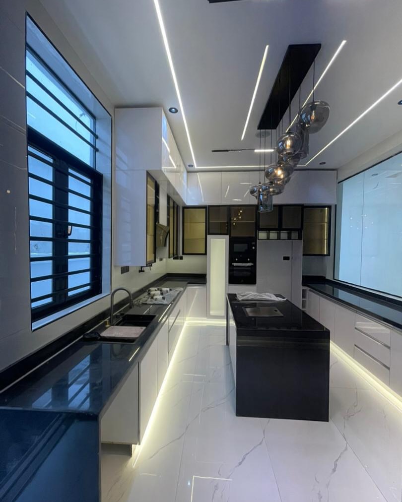 Exquisite 5-Bedroom Haven with Pool in Prime Lekki