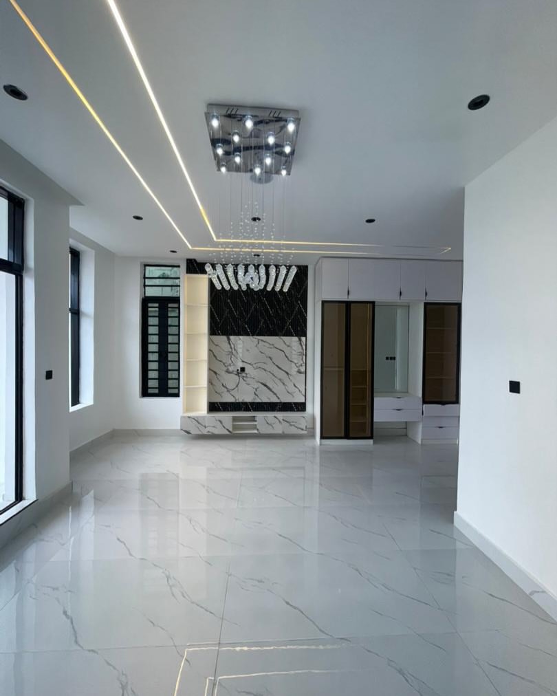 Exquisite 5-Bedroom Haven with Pool in Prime Lekki