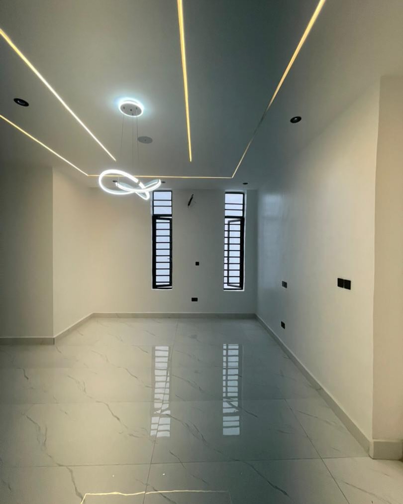 Exquisite 5-Bedroom Haven with Pool in Prime Lekki