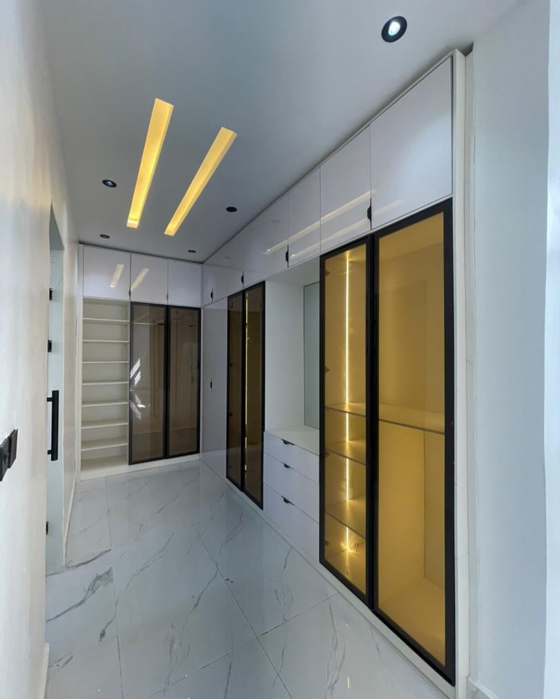 Exquisite 5-Bedroom Haven with Pool in Prime Lekki