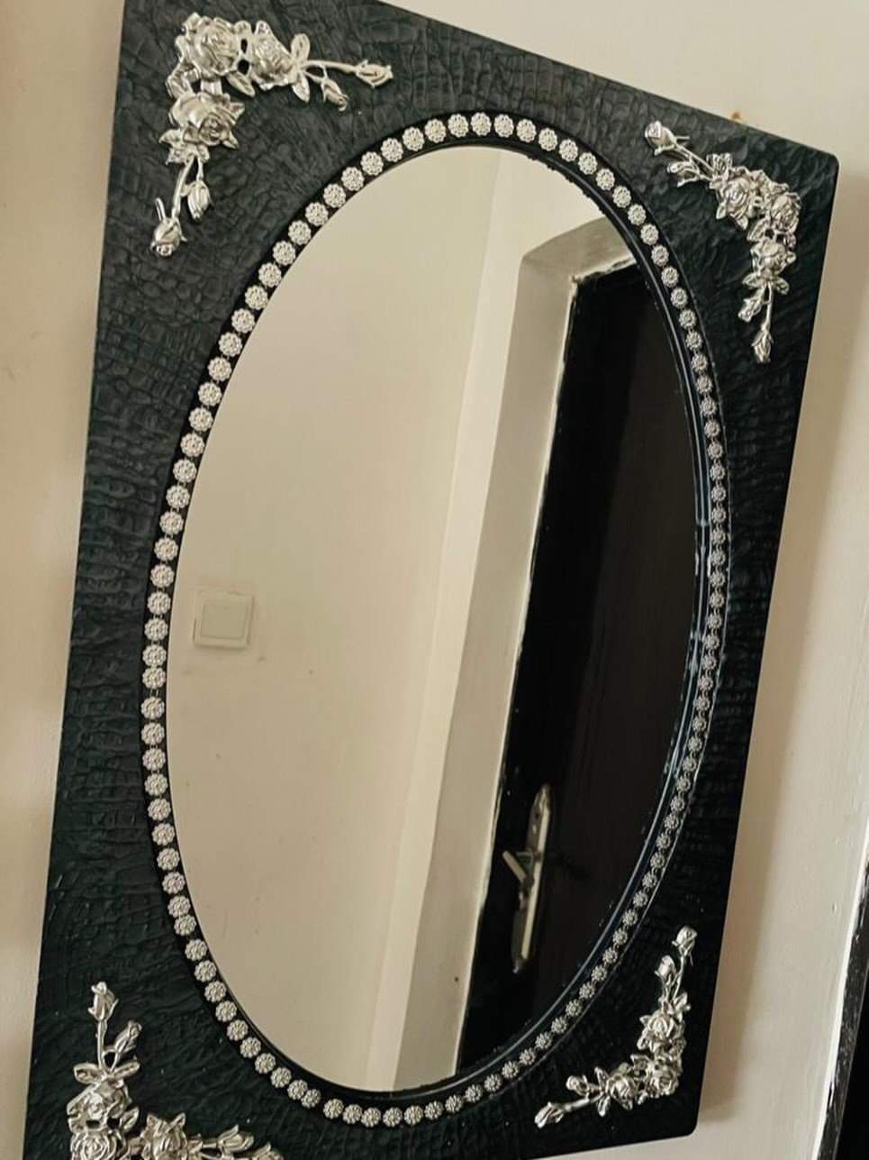 Like-New Luxury Mirror: Perfect Condition