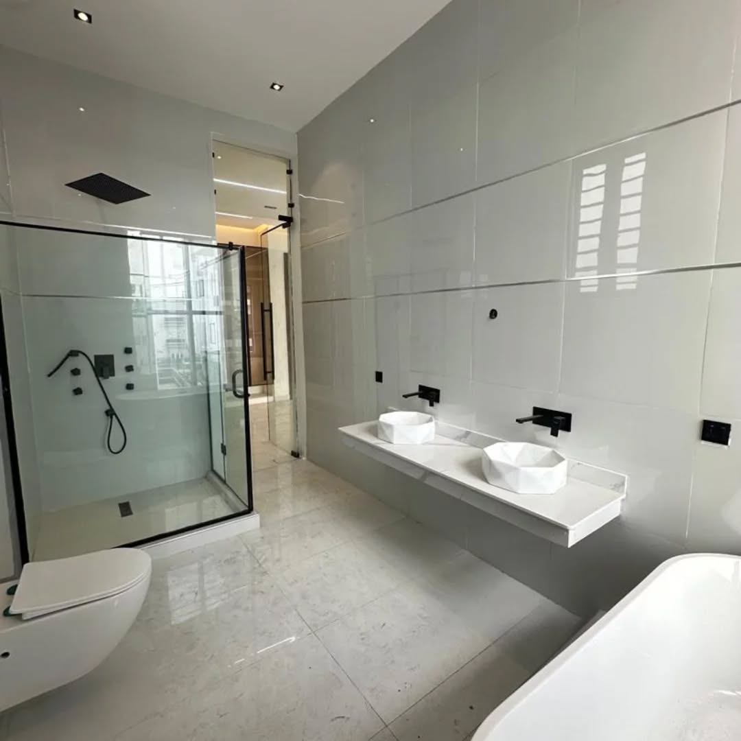 Splendid 5-Bed Ajah Palace with Pool & Smart Features