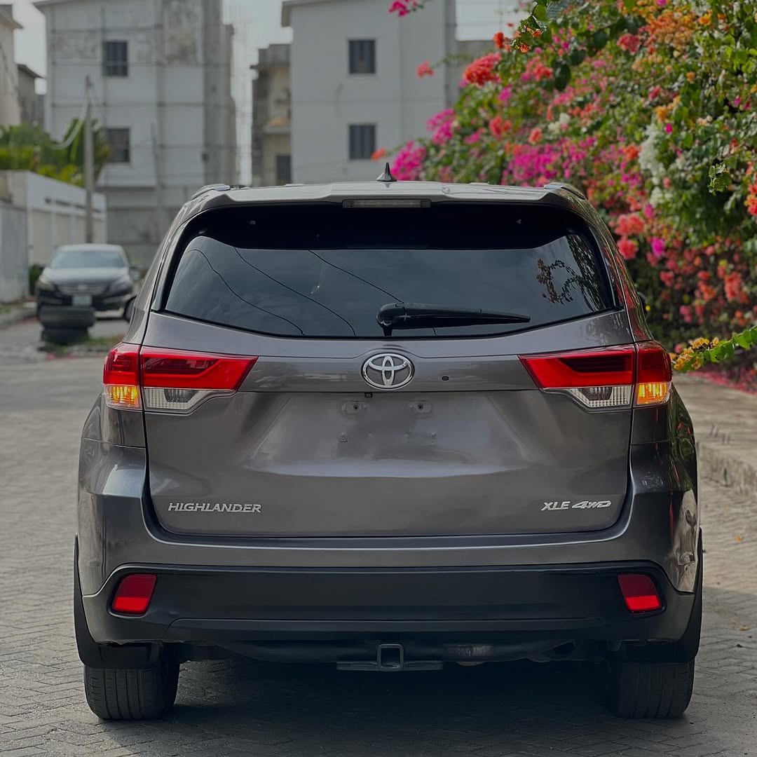 2016 Toyota Highlander: Sunroof, Camera, Delivery Anywhere