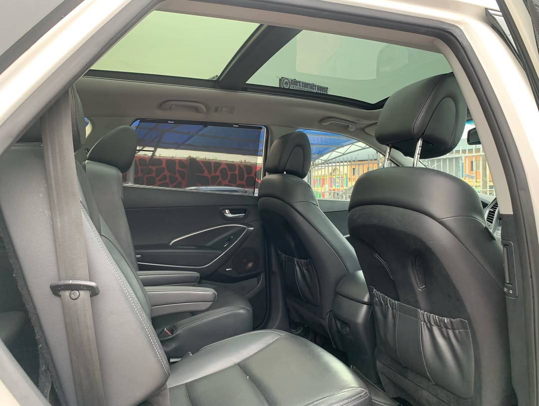 2014 Hyundai Santa Fe: V6 Power & Panoramic Roof