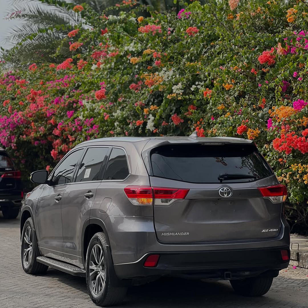 2016 Toyota Highlander: Sunroof, Camera, Delivery Anywhere