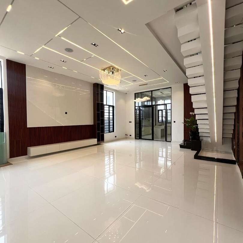 Exclusive 5BR Duplex with Pool & Jacuzzi in Chevron Lekki