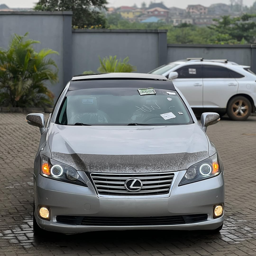 2012 Lexus ES350: Panoramic Roof & Accident-Free Luxury