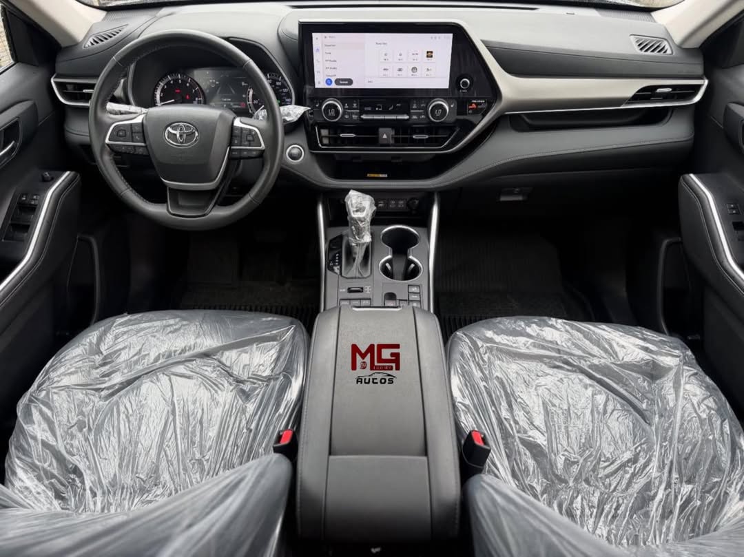 2024 Toyota Highlander XLE: Luxury Tech & Space
