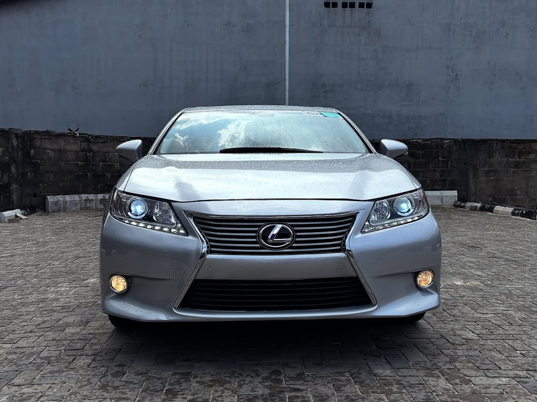 Luxury 2013 Lexus ES 350   | Sunroof & Keyless