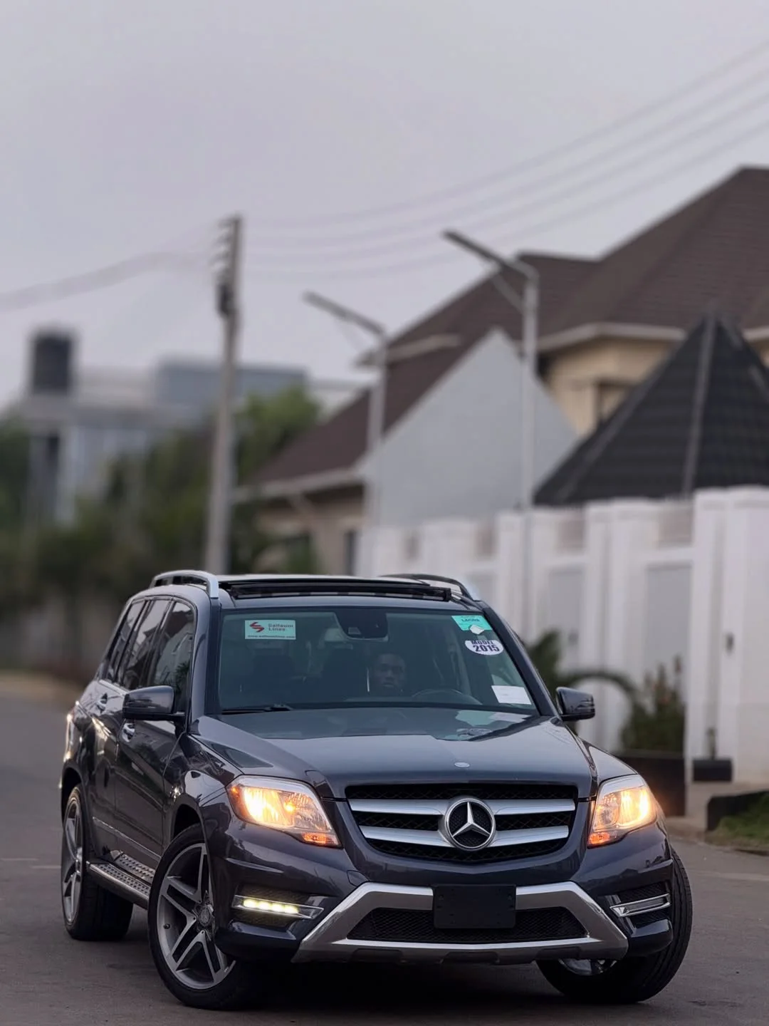 Luxury GLK350: Panoramic Roof & Keyless Entry