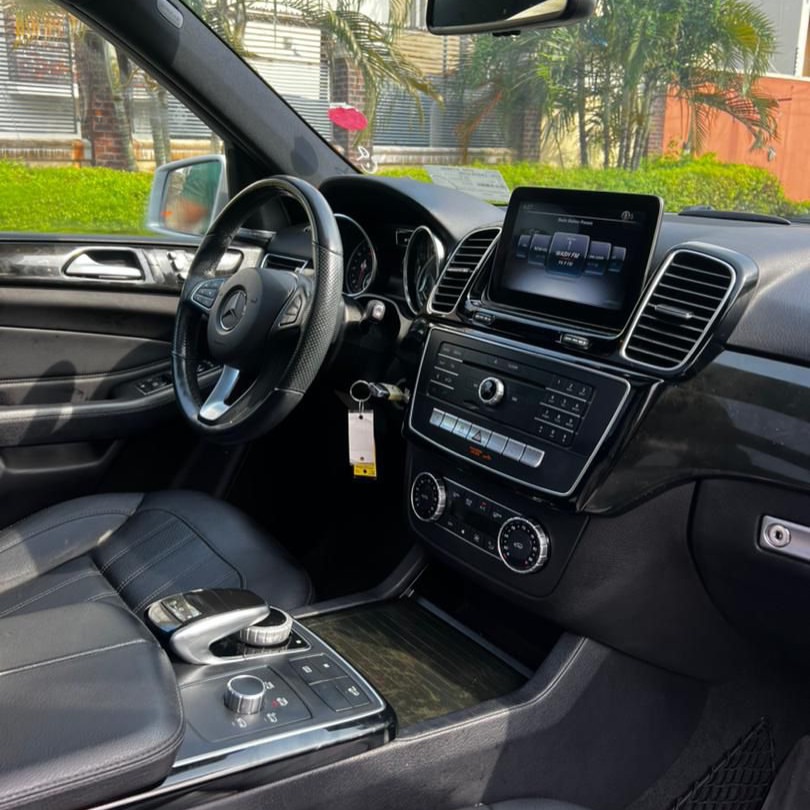 Luxury SUV: 2016 GLE 350 w/ Panoramic Roof & Tech