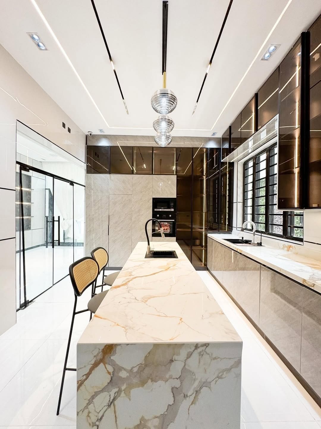 5-Bedroom Haven with Rooftop Terrace & Pool in Chevron