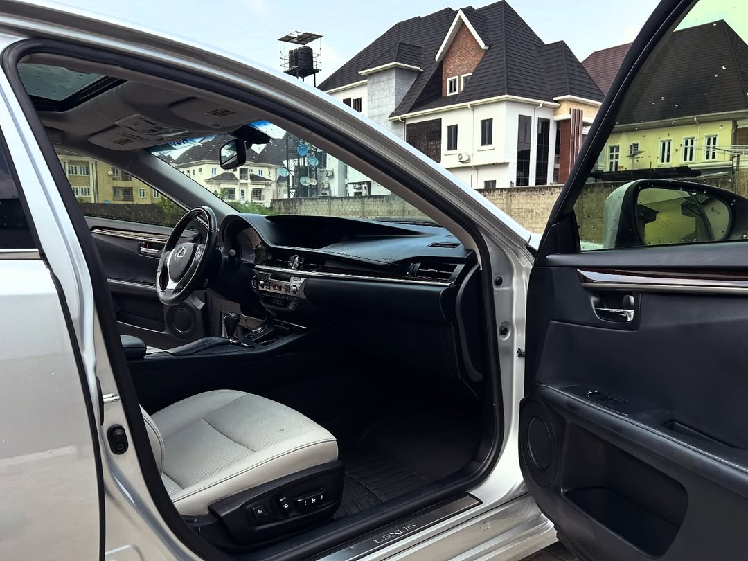 Luxury 2013 Lexus ES 350   | Sunroof & Keyless